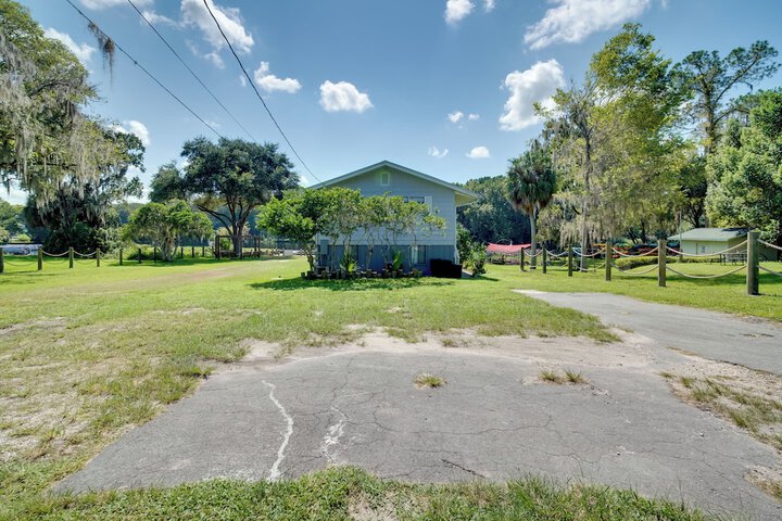 Docks + Balcony: Peaceful River Abode in Dunnellon