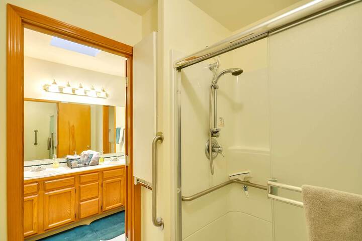Milwaukie Home w / Covered Porch: Dogs Welcome!