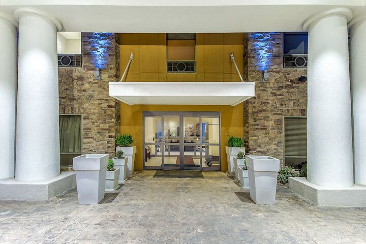 Holiday Inn Express & Suites Morristown by IHG