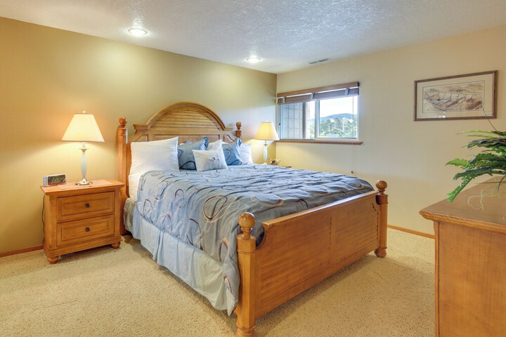 Lincoln Beach Condo w / Balcony + Ocean Views!