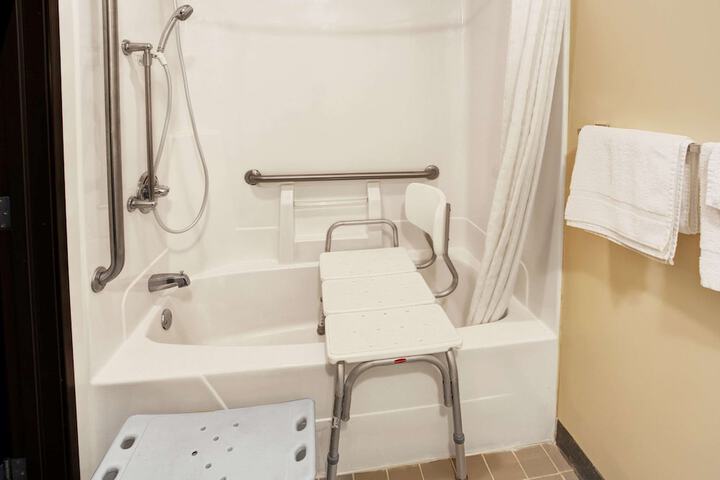 Super 8 by Wyndham Heath / Newark