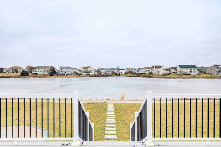 Spacious Waterfront Yorkville Getaway w / Yard
