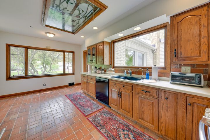 Pistakee Lake Estate w / Boat Dock & Hot Tub!