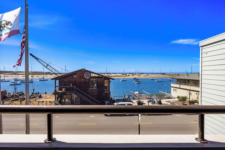 456 Embarcadero Inn & Suites