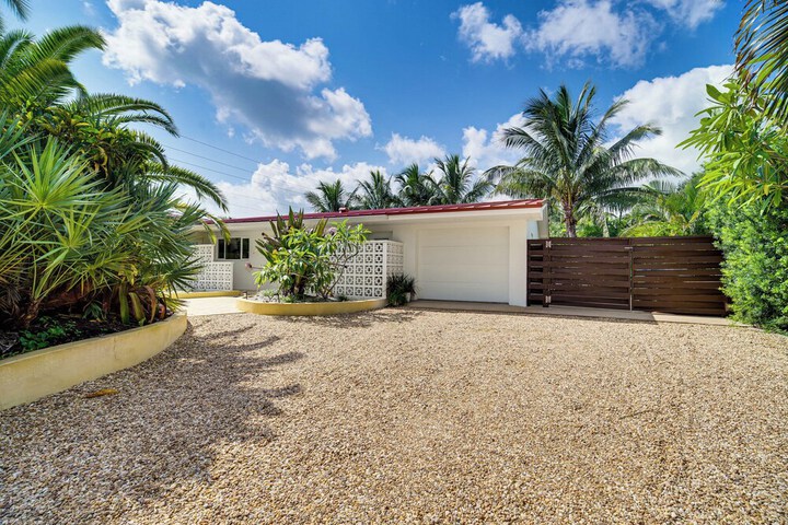 Private Oasis w / Pool: Walk to Melbourne Beach!