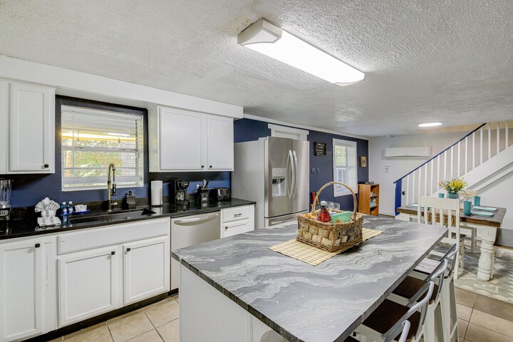 emerald Cove Chalet on Douglas Lake w / Hot Tub!