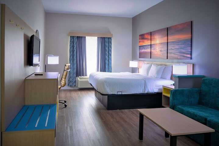 Days Inn & Suites by Wyndham Savannah North I-95