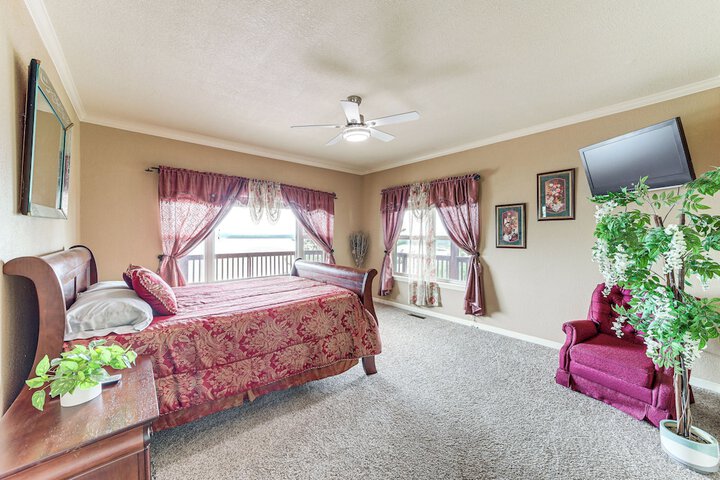 Waterfront Lake Eufaula Home: Multi-level Balcony