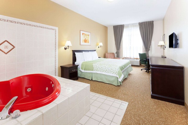 Days Inn & Suites by Wyndham Tucker / Northlake