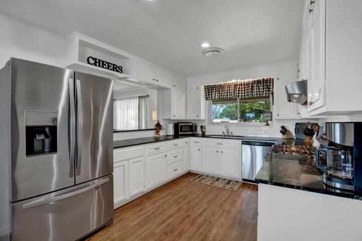 Spacious Home - Fire Pit BBQ and Outdoor Seating!