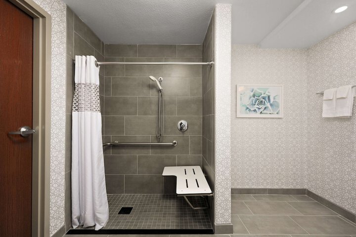 Room 11 of 28