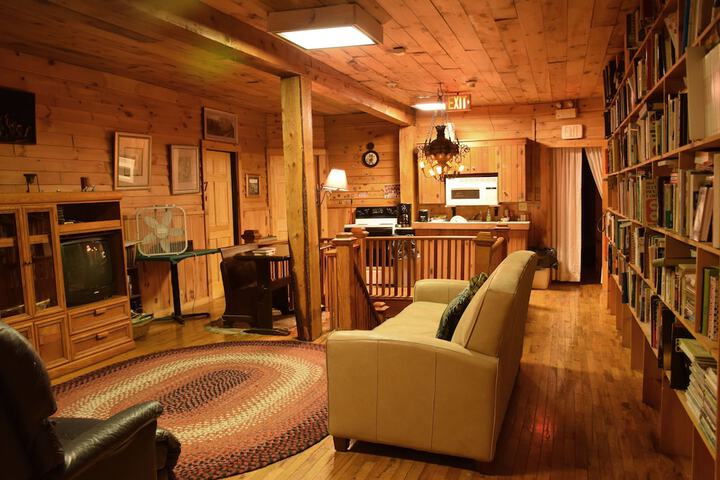Lounge 103 of 127