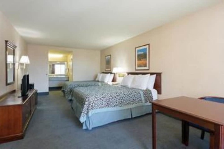 Days Inn by Wyndham Fontana / Rialto