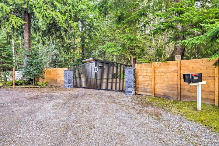 Heated Swim Spa! 15-acre Cabin on Skykomish River
