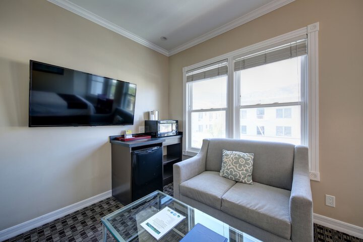 Glenmore Plaza Hotel