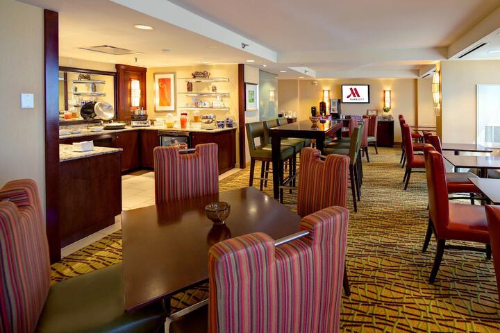 Lounge 54 of 64