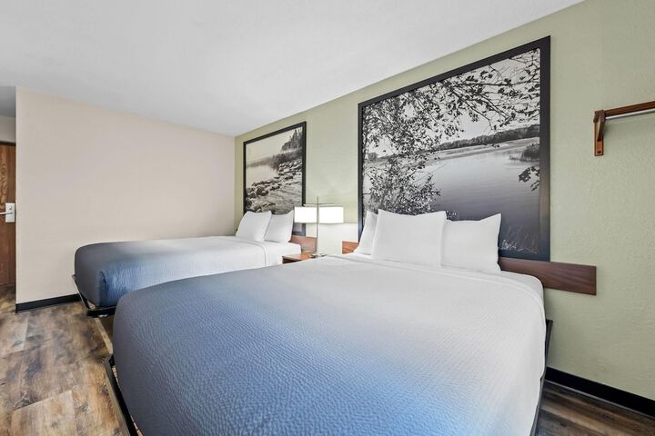 Super 8 by Wyndham Alexandria MN