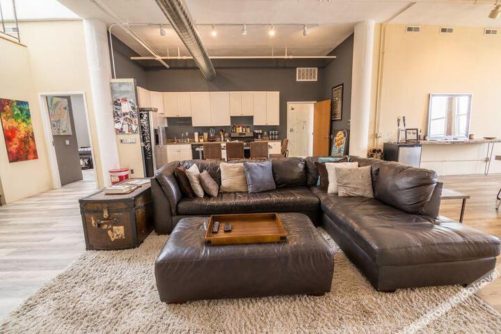 Penthouse Loft in The Heart of Downtown