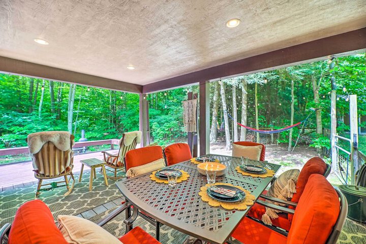 Cozy Whitehall Hideaway w / Hot Tub + Chiminea!