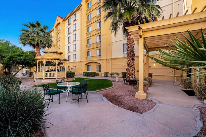 Hotel Exterior 40 of 40