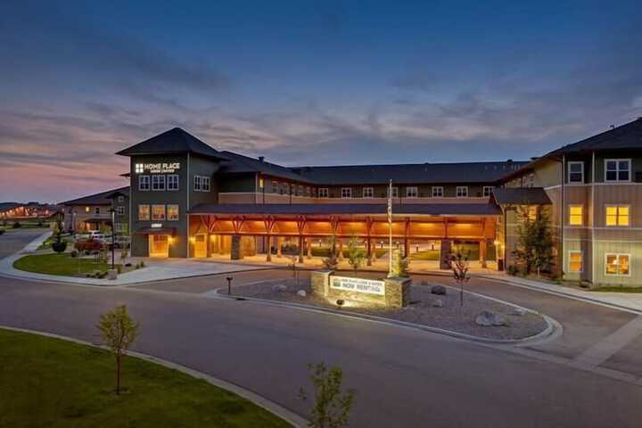 Clarion Hotel & Suites Williston