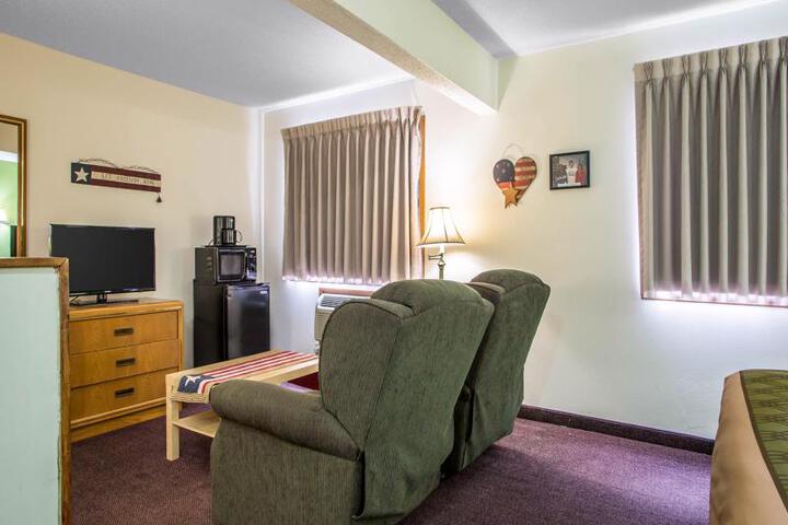 Econo Lodge Inn & Suites