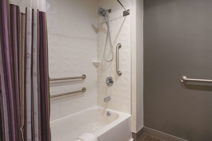 La Quinta Inn & Suites by Wyndham Hartford - Bradley Airport