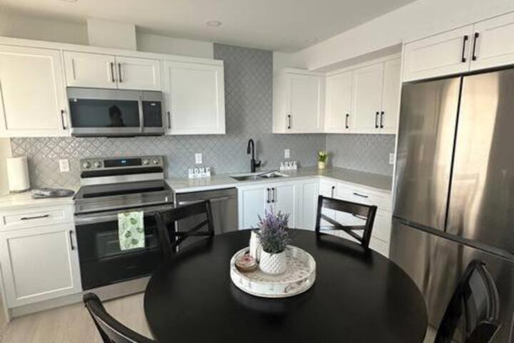The Royal Bay Escape: Cozy 2 bedrooms garden suite