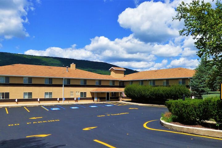 Super 8 by Wyndham Burnham / Lewistown