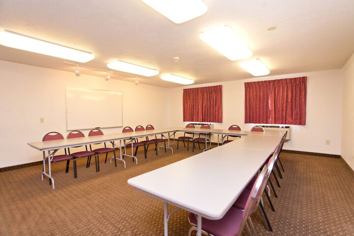 Super 8 by Wyndham Woodburn