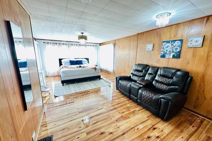 5 bedroom House King Beds 1 Bath 20 Min to Falls