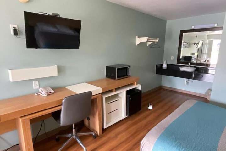 Room 7 of 9