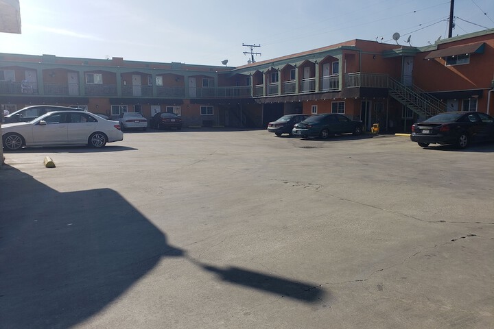 Hotel Exterior 40 of 44