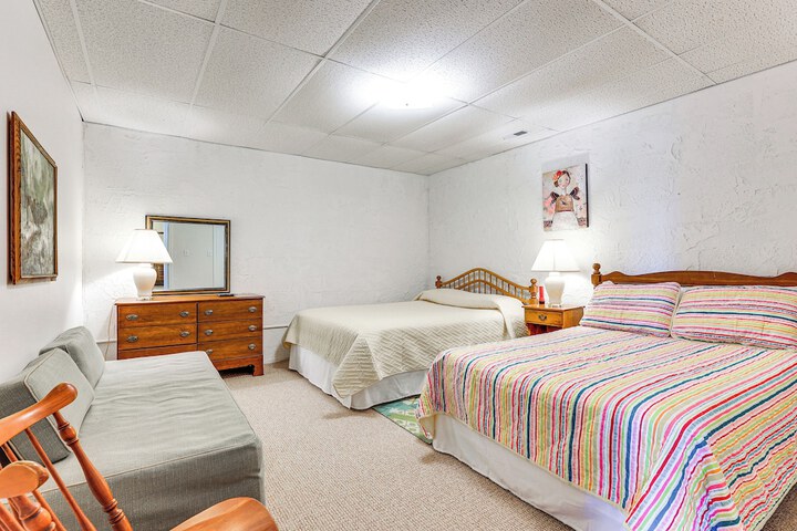 Waterfront Wheeler Lake Home w / Furnished Deck