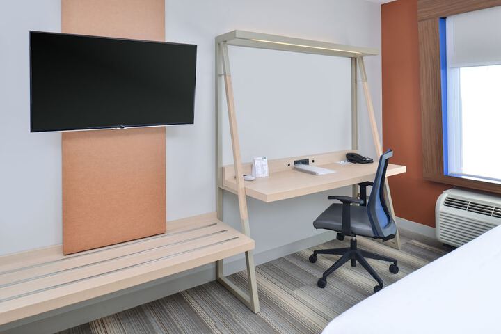 Holiday Inn Express & Suites Farmington Hills - Detroit by IHG