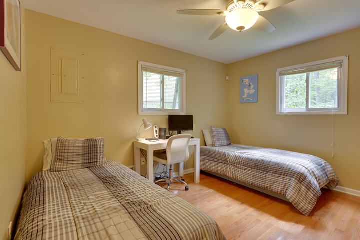 Pools Hot Tub & More: Bushkill Mountain Getaway!