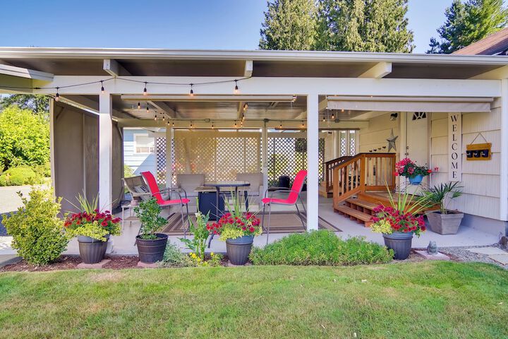 Charming Updated Retreat Walk to Lake Stevens!