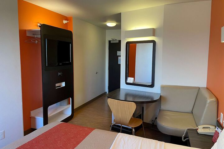 Room 25 of 32