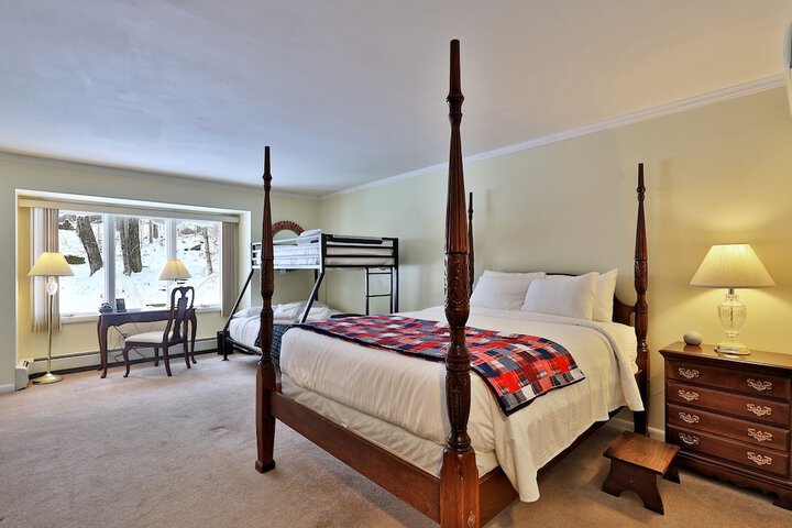The Birch Ridge: Family Room #11 - Queen / bunkbed Suite in Killington Vermont 1 Bedroom Home