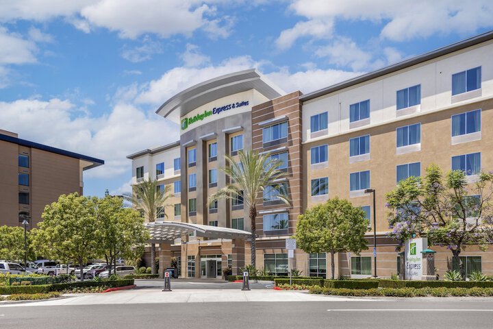 Holiday Inn Express & Suites Anaheim Resort Area by IHG