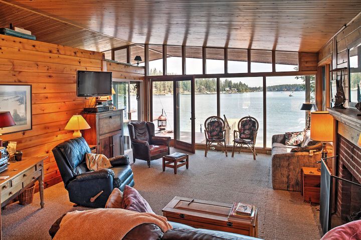 Newport Cabin w / Lakefront Private Porch & Grill!