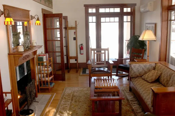 White Pillars Lodging