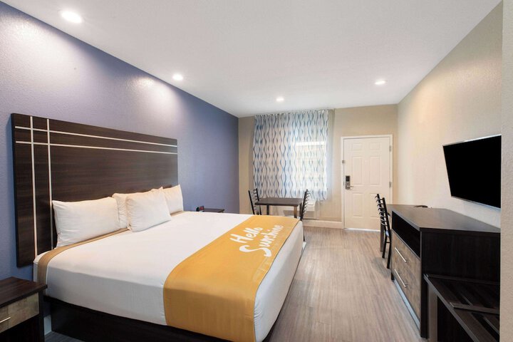 Room 10 of 19