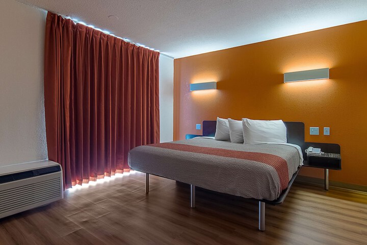Room 13 of 36