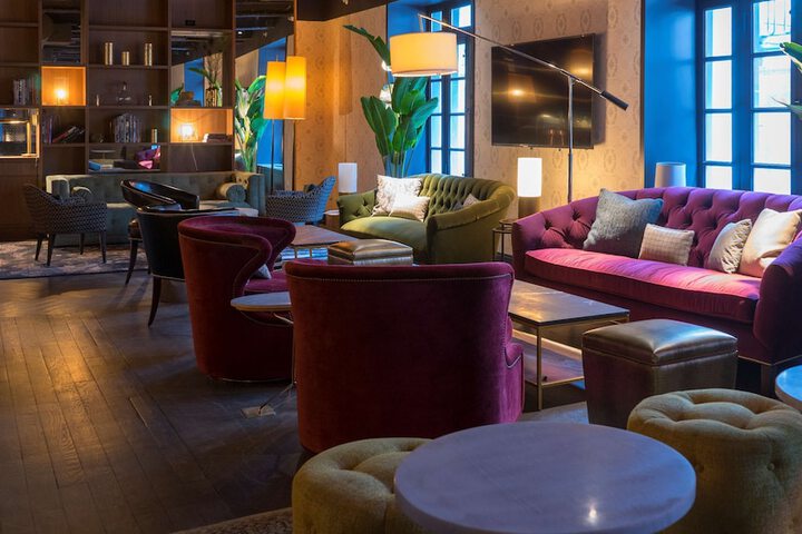Lounge 73 of 78