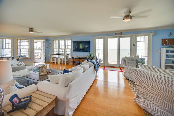 Bayfront White Stone Escape w / Private Beach!