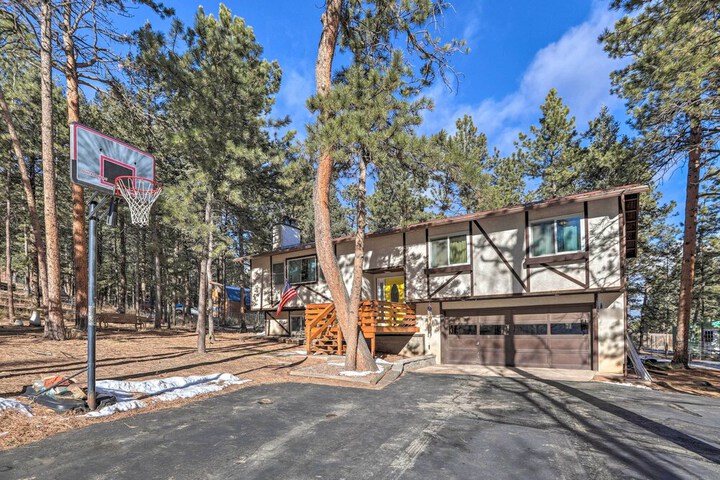 Scenic Woodland Park Cottage w / Deck + Grill!