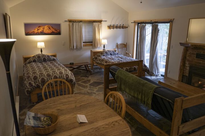 Whittakers Motel & Historic Bunkhouse