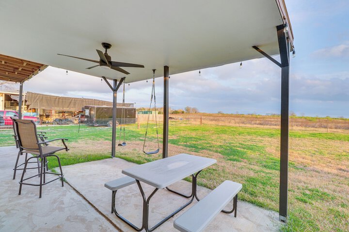 Modern Farmhouse in Del Valle: Rural Setting!