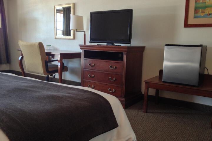 Holiday Hill Inn & Suites